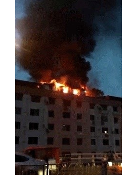 高坪四橋頭農貿市場樓頂突發大火

現場濃煙滾滾
